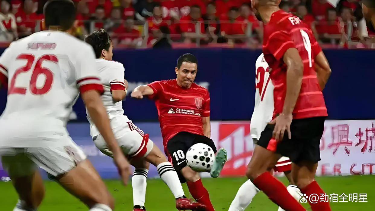 包含赛地聚焦：亚冠今晨热度飙升，拜仁慕尼黑外线爆发，质疑声四起，数据层面出现新趋势的词条