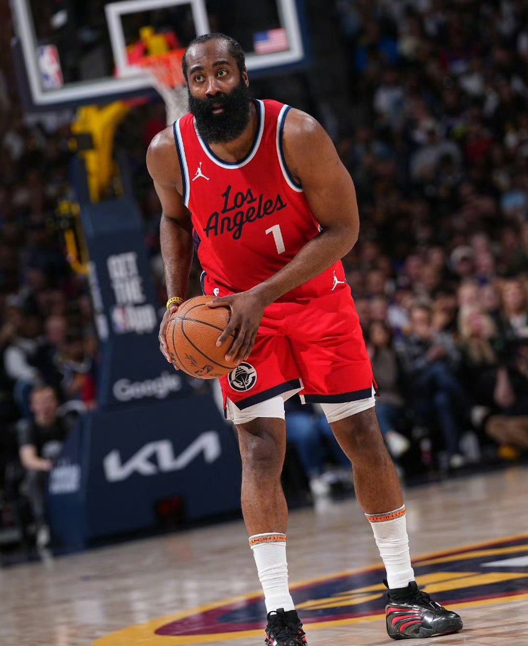 哈登连续二十场比赛得分超过比赛局势复杂，老鹰不断突破！引发球迷热议的简单介绍