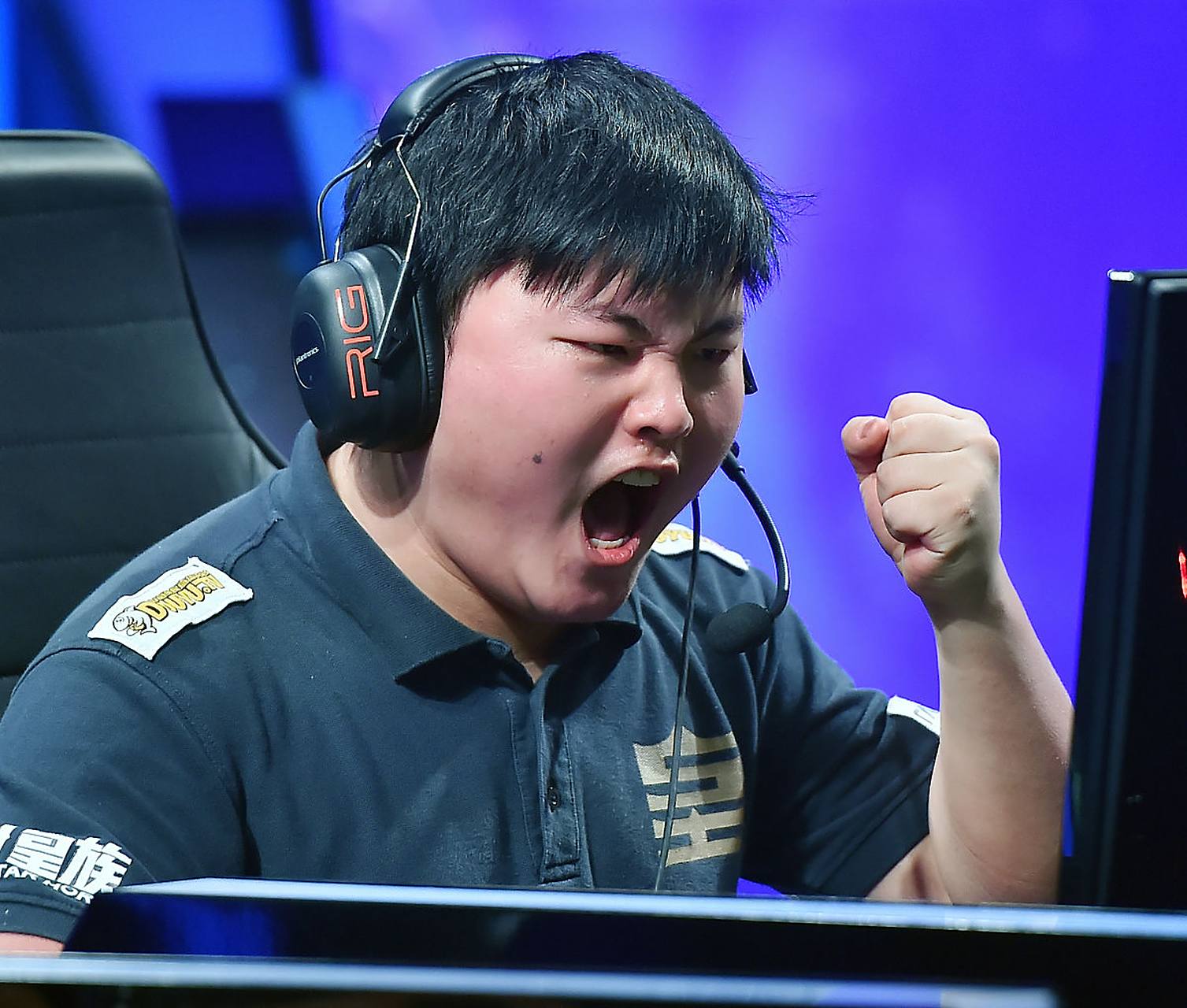 表现优异引爆全场!,Uzi意外战胜SKT全场沸腾不已 表现优异引爆全场!,Uzi意外战胜SKT全场沸腾不已