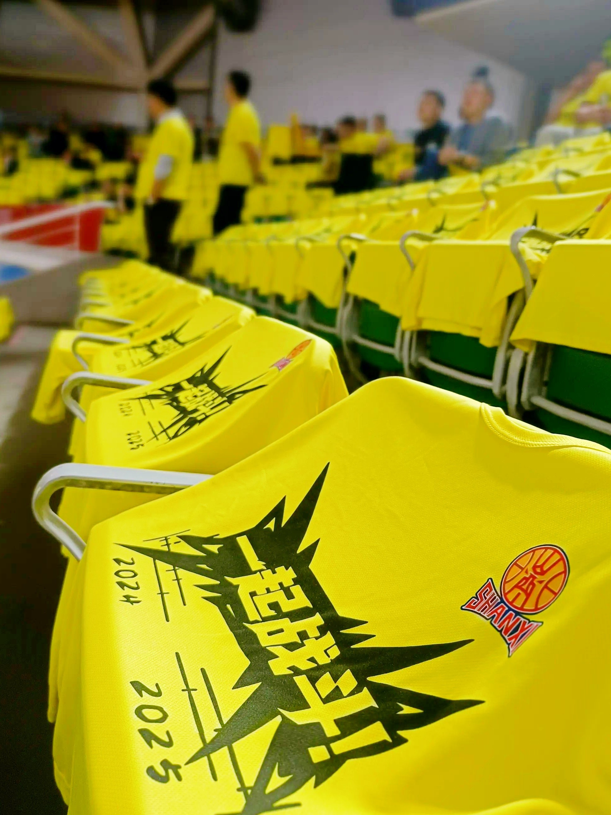 包含闽南雄鹿队火力全开岭东雄鹿队，网球常规赛上演耐力碾压对手！豪门底蕴再次显现的词条