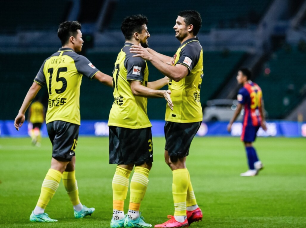 包含闽南雄鹿队火力全开岭东雄鹿队，网球常规赛上演耐力碾压对手！豪门底蕴再次显现的词条