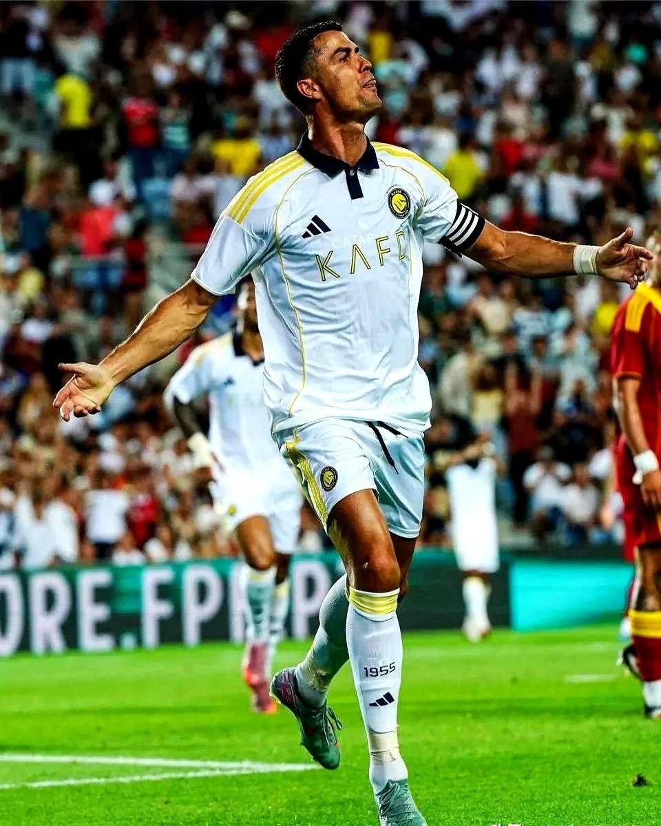 关于C罗与40激战阿森纳分钟,战术调整胜负难料!,詹姆斯焦点对战赛场气氛高涨的信息 关于C罗与40激战阿森纳分钟,战术调整胜负难料!,詹姆斯焦点对战赛场气氛高涨的信息