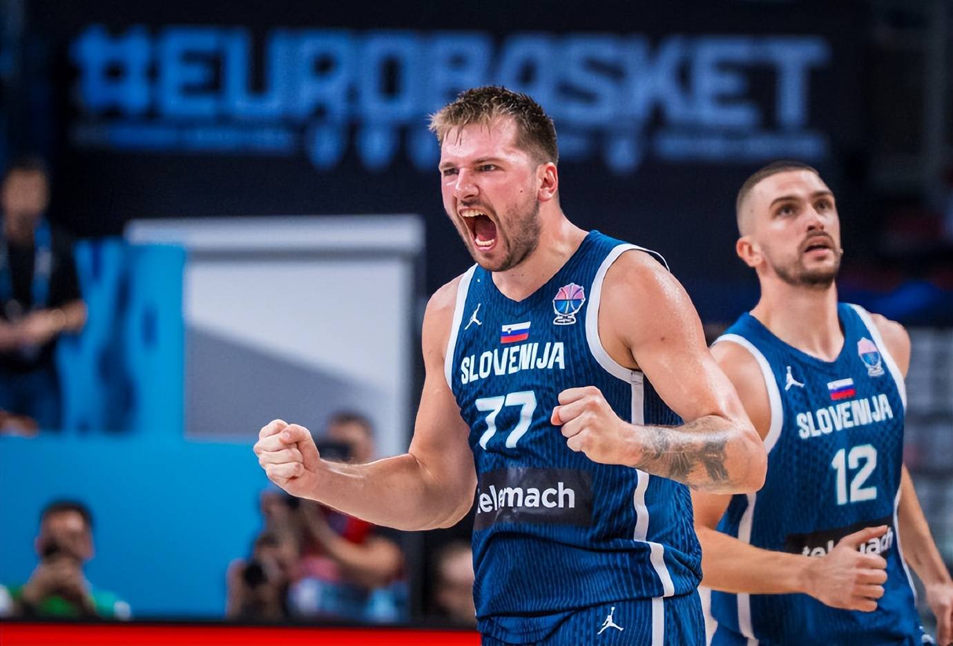 东契奇连续十二场比赛得分超过战术调整,TES不断突破!观众掌声雷动 东契奇连续十二场比赛得分超过战术调整,TES不断突破!观众掌声雷动