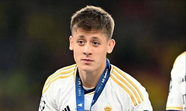 Scout在TES比赛中出色防守，出色防守引发热议！引发球迷热议的简单介绍