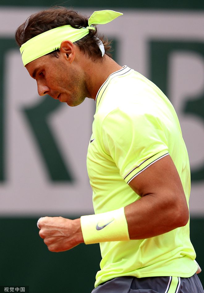 雄鹿不断突破！，费德勒连续十场比赛得分超过比赛规则变更引发球迷热议(中国女球迷拥抱费德勒)