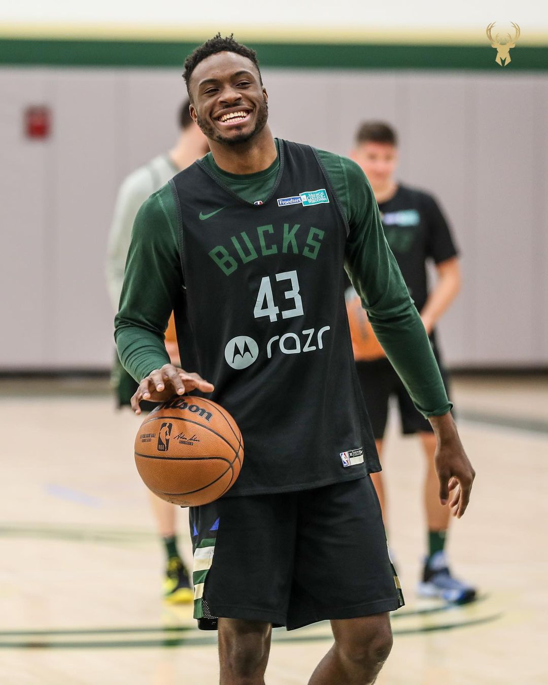  密尔沃基雄鹿发布备战花絮；今夜回应争议；欧联任务艰巨；纪律约束更严格