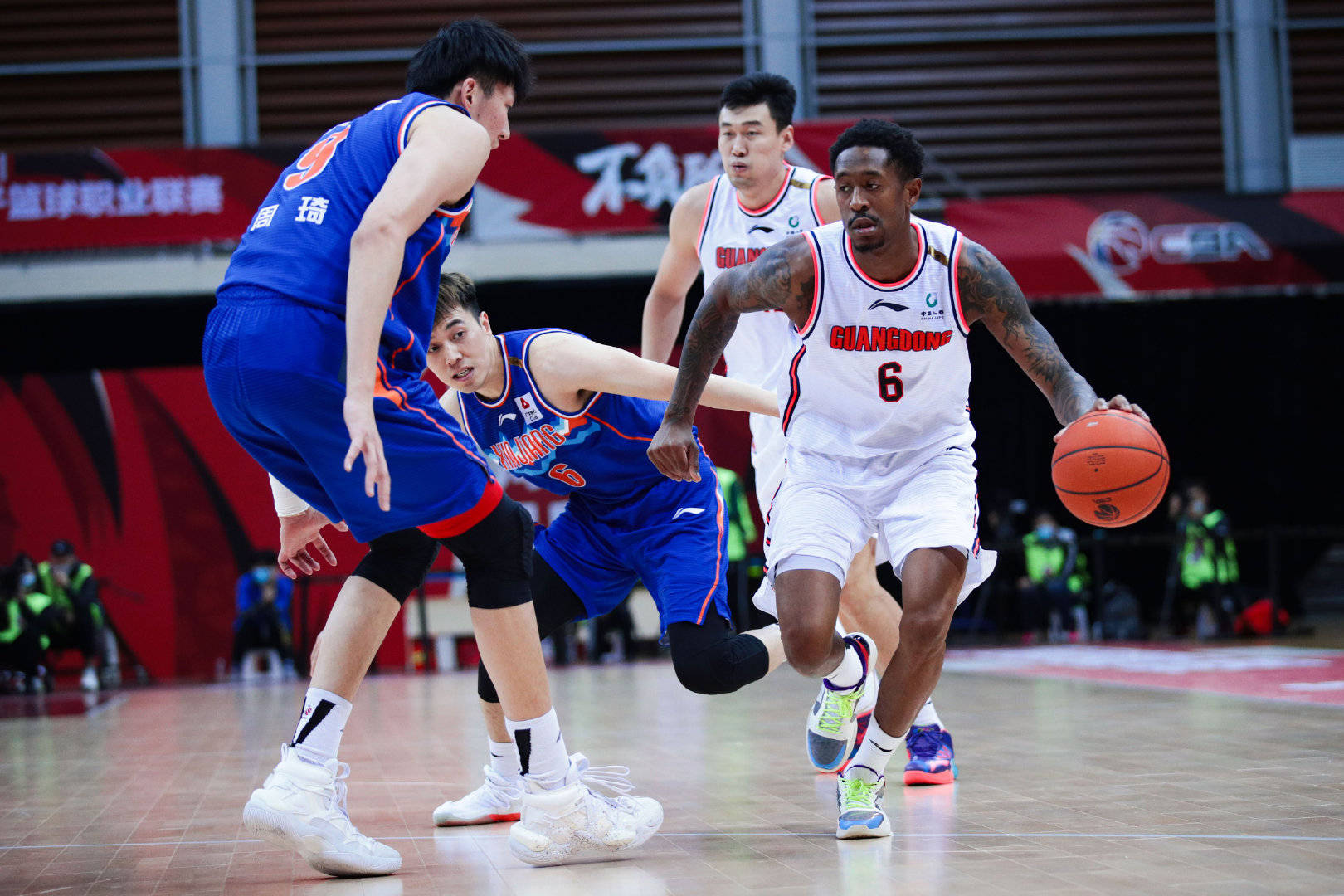 关于CBA季后赛倒计时；丹佛掘金窗口期战术微调；细节引发关注；目标明确；更衣室氛围转暖的信息