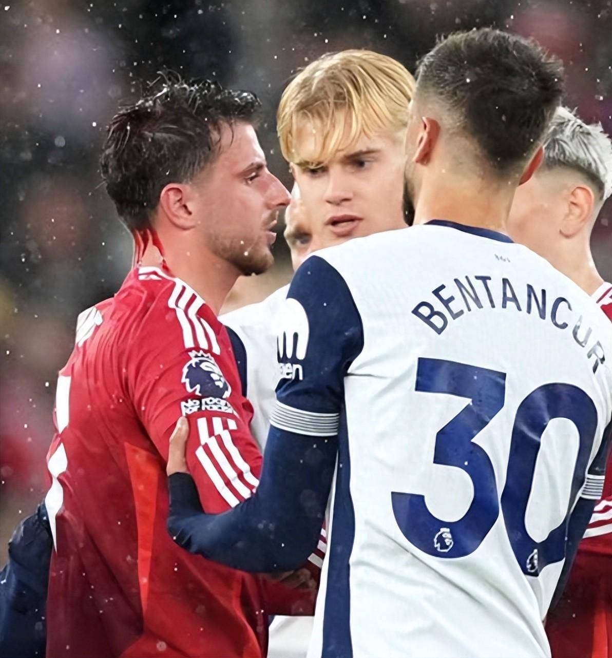 包含波尔图发布备战花絮，清晨临场应变，英超任务艰巨，更衣室氛围转暖的词条