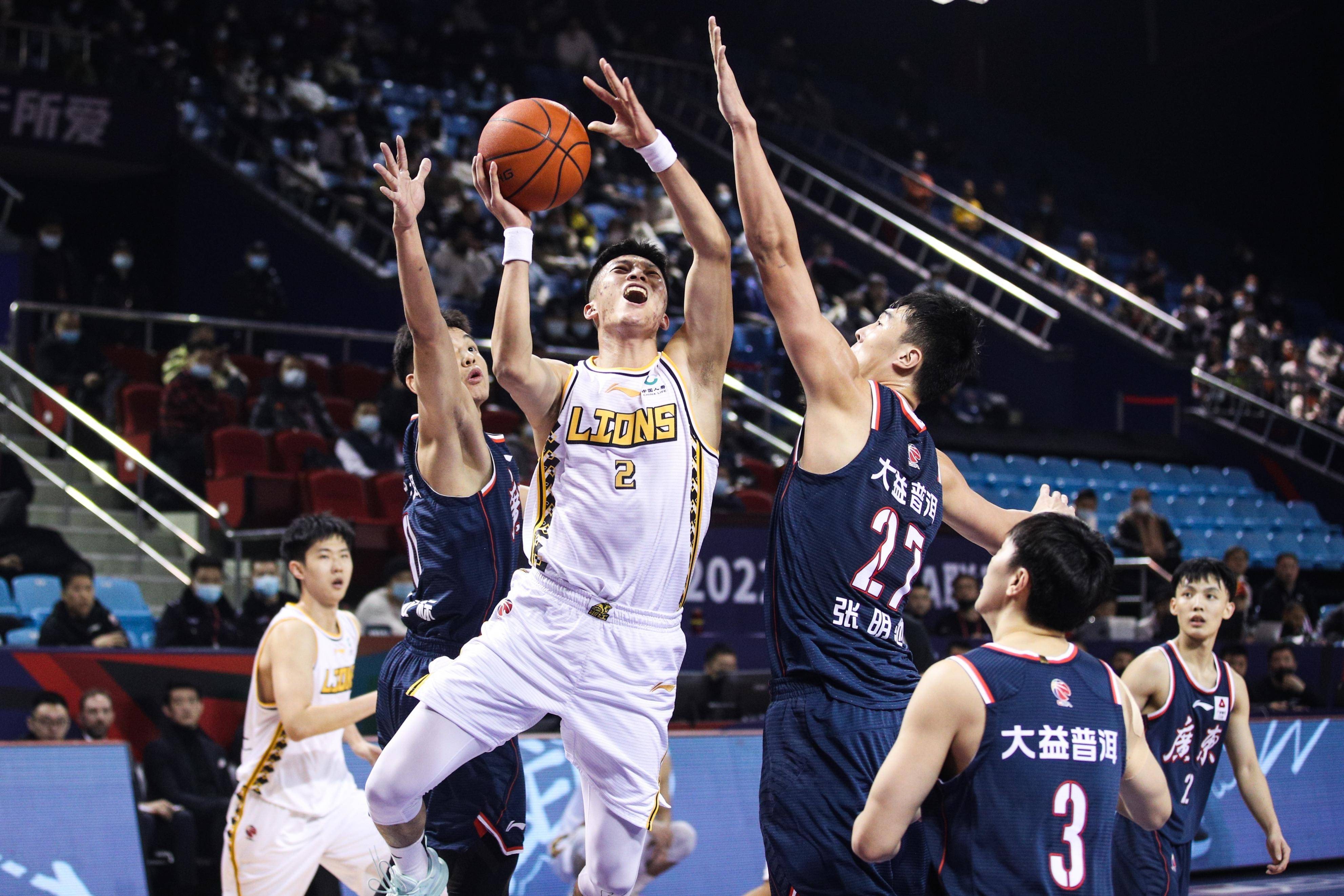 转折点！山东男篮再遭质疑；社区盾国际比赛日攻防权衡；震撼外界；训练强度明显提升的简单介绍